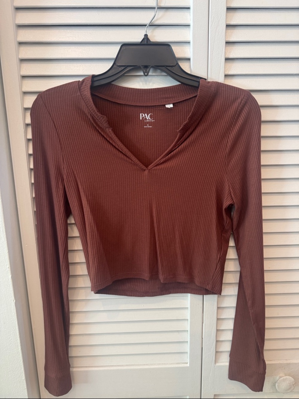 PacSun Ribbed V-Neck Long-Sleeve Crop Top in Brown